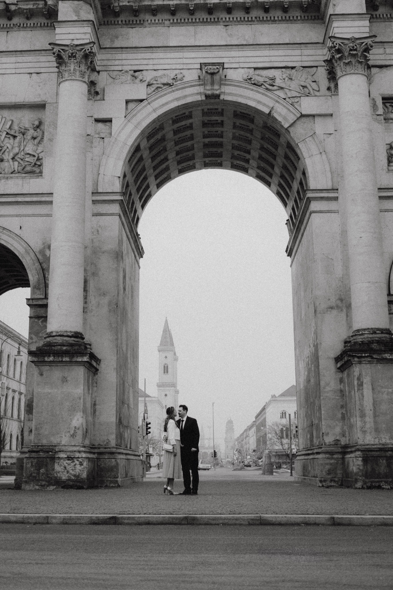 Hochzeitsshooting in der Stadt – Wo klassische Eleganz auf urbanen Charme trifft