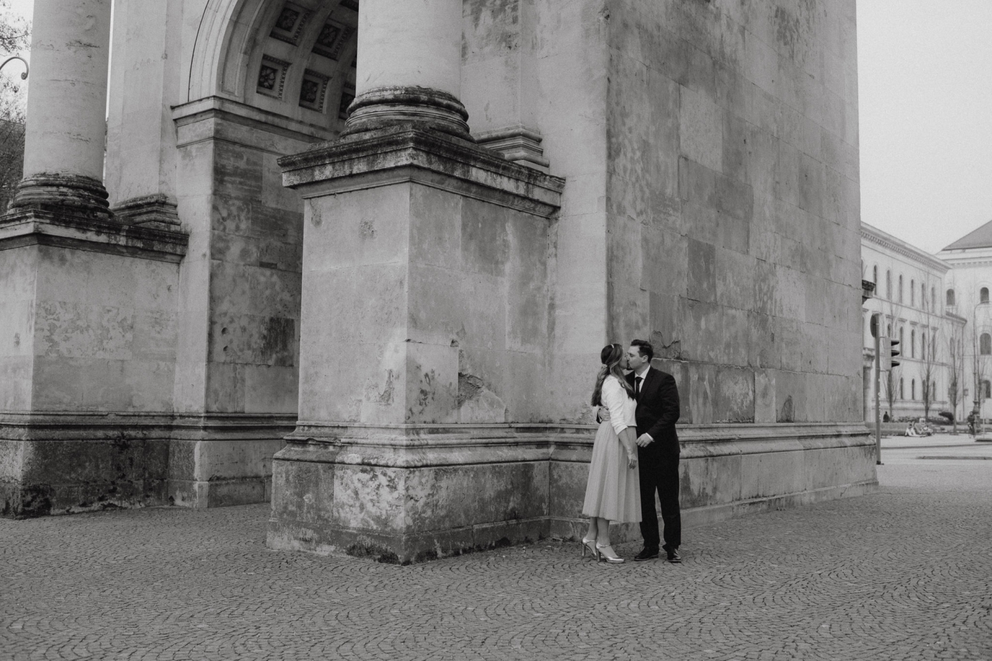Hochzeitsshooting in der Stadt – Wo klassische Eleganz auf urbanen Charme trifft