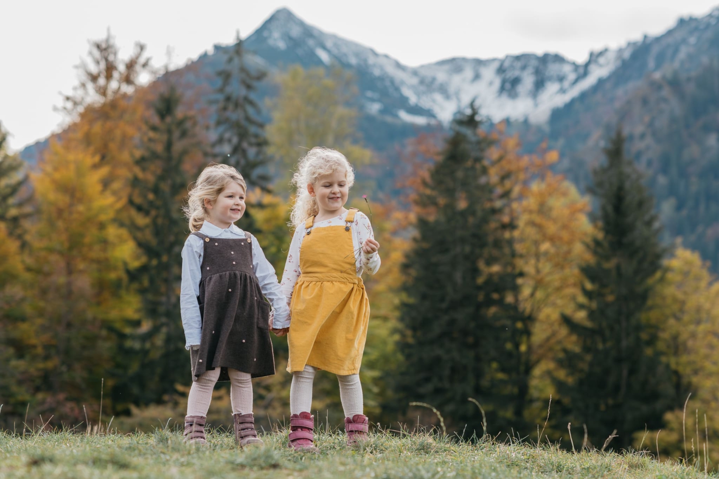 Familienfotografie im Herbst von Tanja Engelhardt: Familienshooting mit bunten Blättern und warmem Licht.