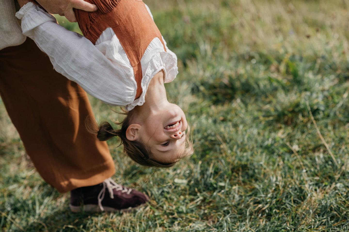 Familienfotografie im Herbst von Tanja Engelhardt: Familienshooting mit bunten Blättern und warmem Licht.