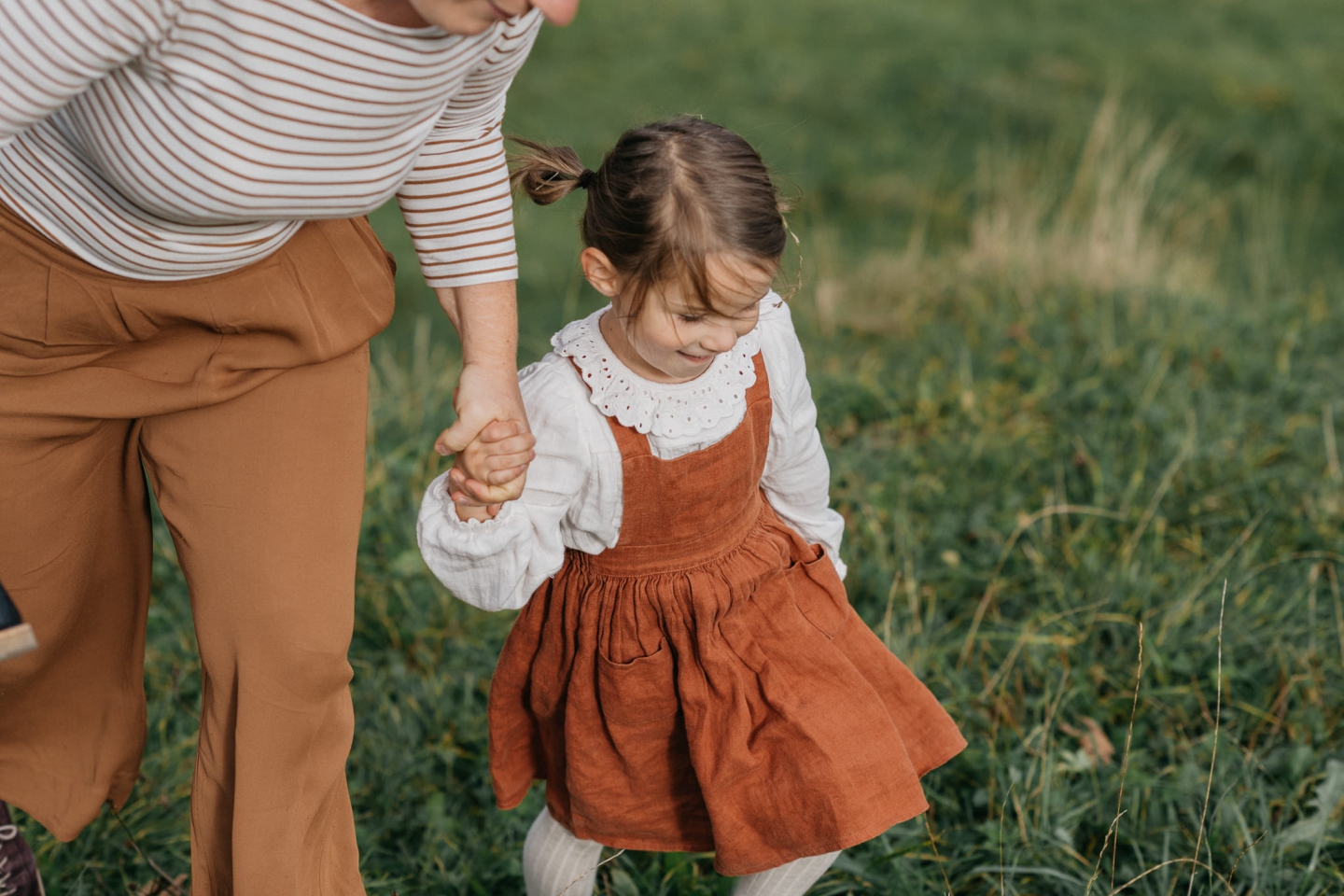 Familienfotografie im Herbst von Tanja Engelhardt: Familienshooting mit bunten Blättern und warmem Licht